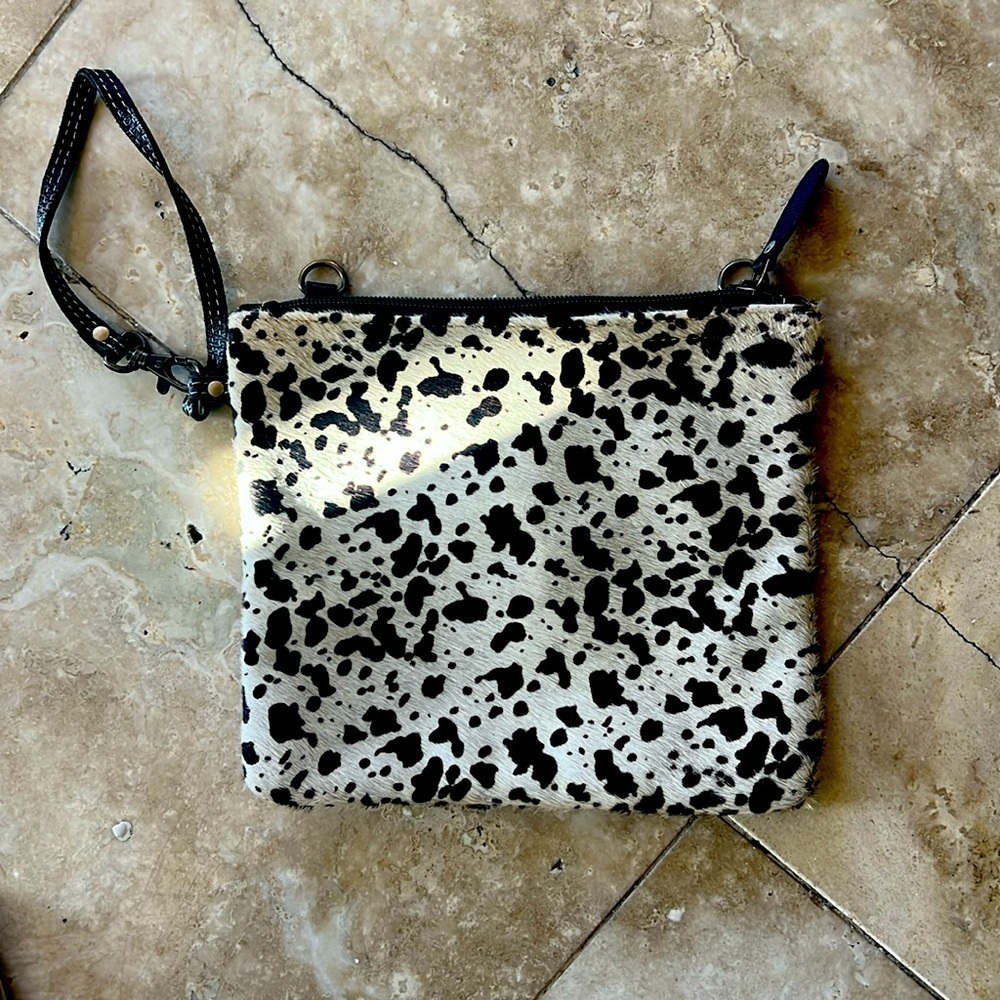 Myrna cowhide wristlet cream, color and black excellent condition - Picture 3 of 7